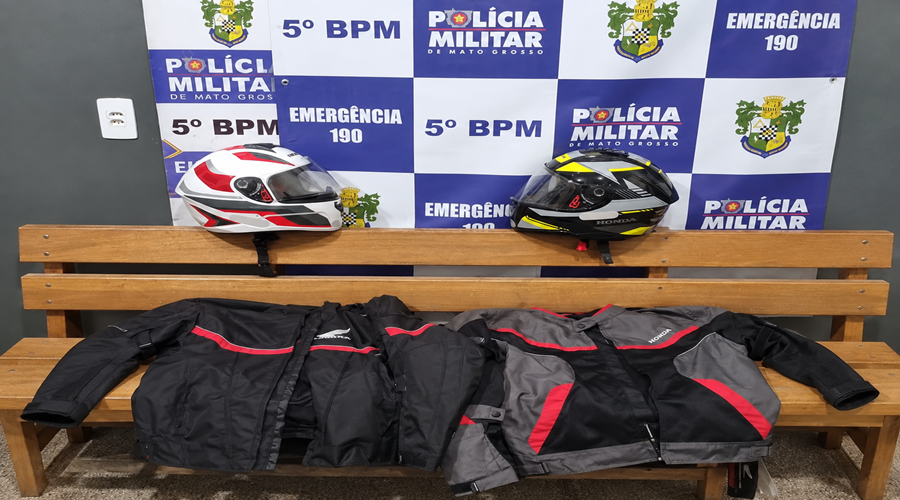 Imagem: capacete e jaquetas furtada Dupla é presa após invadir empresa e furtar jaquetas e capacetes; moto usada pelos suspeitos tinha registro de roubo Imagem: capacete e jaquetas furtada Dupla é presa após invadir empresa e furtar jaquetas e capacetes; moto usada pelos suspeitos tinha registro de roubo