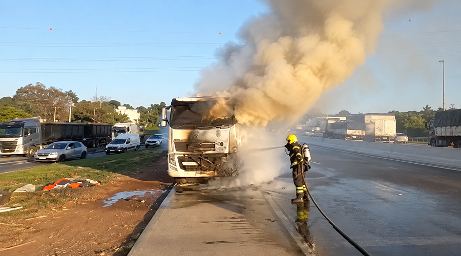 Imagem: carreta algodao fogo cuiaba Bombeiros controlam incêndio em carreta carregada com algodão no Distrito Industrial de Cuiabá Imagem: carreta algodao fogo cuiaba Bombeiros controlam incêndio em carreta carregada com algodão no Distrito Industrial de Cuiabá
