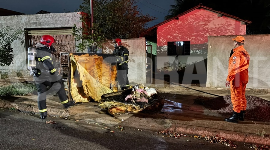 Imagem: casa queimada EXCLUSIVO | Incêndio atinge quarto de residência e mobiliza Corpo de Bombeiros em Rondonópolis Imagem: casa queimada EXCLUSIVO | Incêndio atinge quarto de residência e mobiliza Corpo de Bombeiros em Rondonópolis