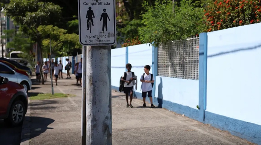 Imagem: ciancas em frente a escola Brasil reduz pobreza e melhora renda, mas desigualdades aumentam; aponta estudo Imagem: ciancas em frente a escola Brasil reduz pobreza e melhora renda, mas desigualdades aumentam; aponta estudo