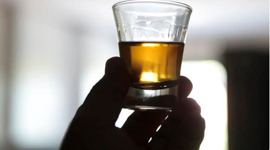 Imagem: copo de bebida ANP anuncia medida para impedir uso de etanol combustível na fabricação clandestina de bebidas Imagem: copo de bebida ANP anuncia medida para impedir uso de etanol combustível na fabricação clandestina de bebidas