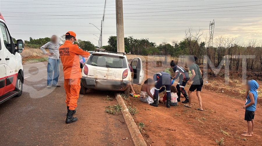 Imagem: de dentro Carro bate em poste após desviar de ciclista e deixa seis pessoas feridas no Lúcia Maggi