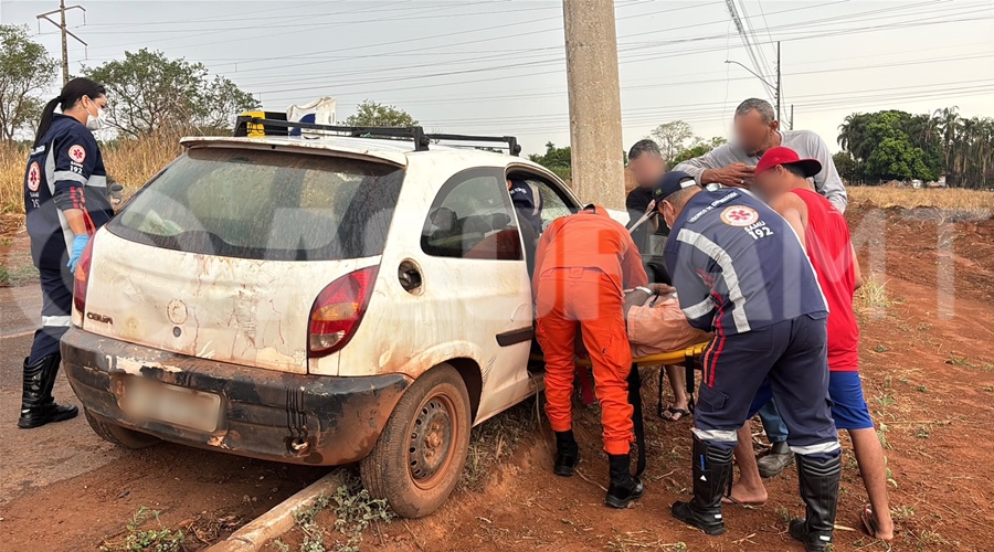 Imagem: destacada Carro bate em poste após desviar de ciclista e deixa seis pessoas feridas no Lúcia Maggi