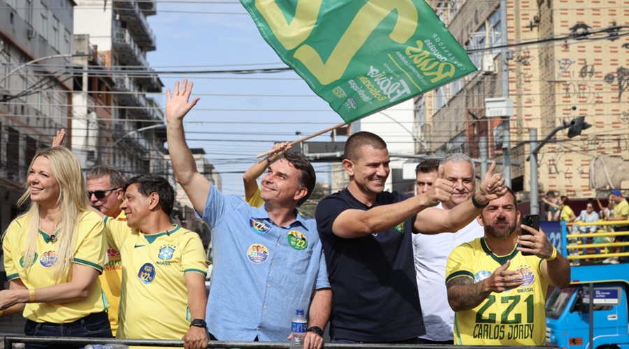 Imagem: flavio bolsonaro em campanha Flávio chama Lula de 'desesperado' e classifica proibição das bets como 'solução fajuta' Imagem: flavio bolsonaro em campanha Flávio chama Lula de 'desesperado' e classifica proibição das bets como 'solução fajuta'