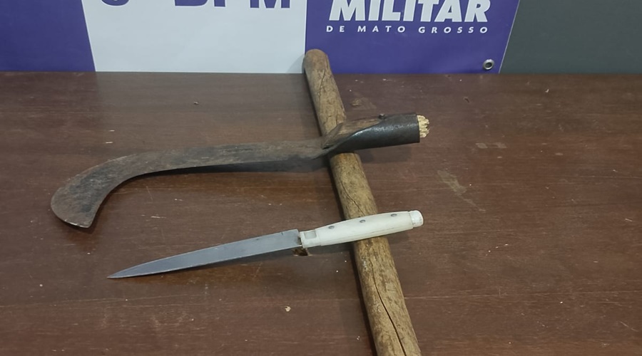 Imagem: foice Suspeito é conduzido à delegacia após ameaçar vítimas com faca e foice durante madrugada em Rondonópolis Imagem: foice Suspeito é conduzido à delegacia após ameaçar vítimas com faca e foice durante madrugada em Rondonópolis