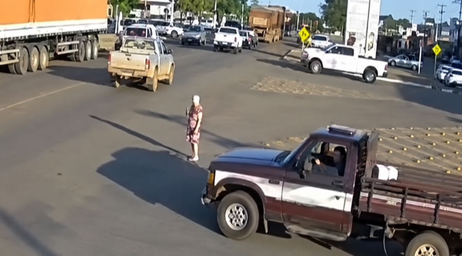 Imagem: idosa imagem destacada Por pouco! Idosa quase é atropelada ao atravessar rodovia mas PM age a tempo; veja vídeo Imagem: idosa imagem destacada Por pouco! Idosa quase é atropelada ao atravessar rodovia mas PM age a tempo; veja vídeo