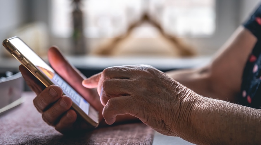 Imagem: idosa no celular Idosos que usam mídias digitais têm menor declínio cognitivo, aponta análise com mais de 50 estudos; entenda Imagem: idosa no celular Idosos que usam mídias digitais têm menor declínio cognitivo, aponta análise com mais de 50 estudos; entenda