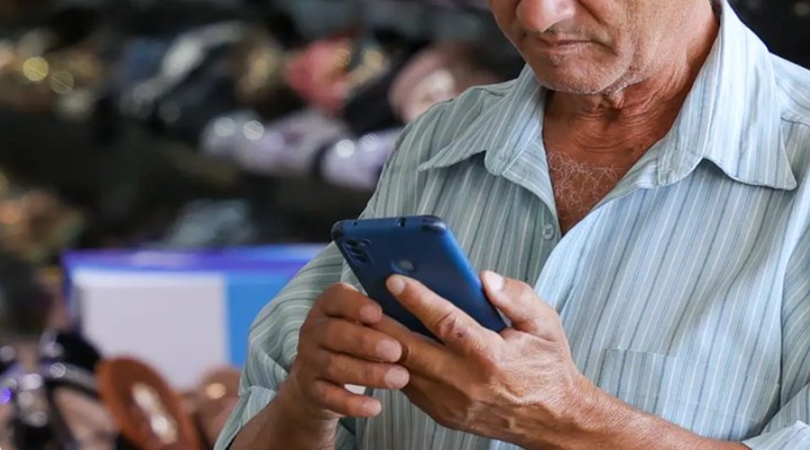 Imagem: idoso celular na mao Consulta pública sobre regras para autorização de bets termina nesta quarta-feira Imagem: idoso celular na mao Consulta pública sobre regras para autorização de bets termina nesta quarta-feira