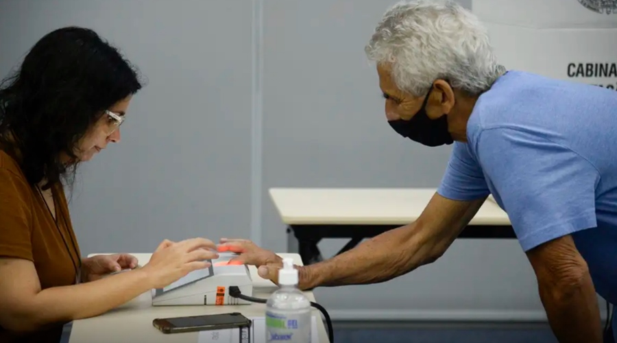 Imagem: idoso votando Aposentados ou pensionistas que forem votar terão a Prova de Vida reconhecida automaticamente pelo INSS Imagem: idoso votando Aposentados ou pensionistas que forem votar terão a Prova de Vida reconhecida automaticamente pelo INSS