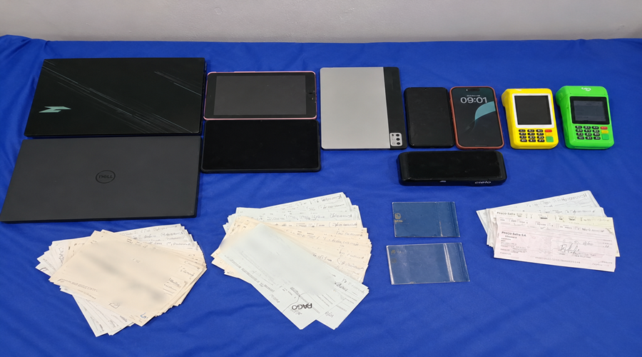 Imagem: material apreendido Golpe de R$ 246 mil leva Polícia Civil a cumprir mandados em Mato Grosso e Santa Catarina