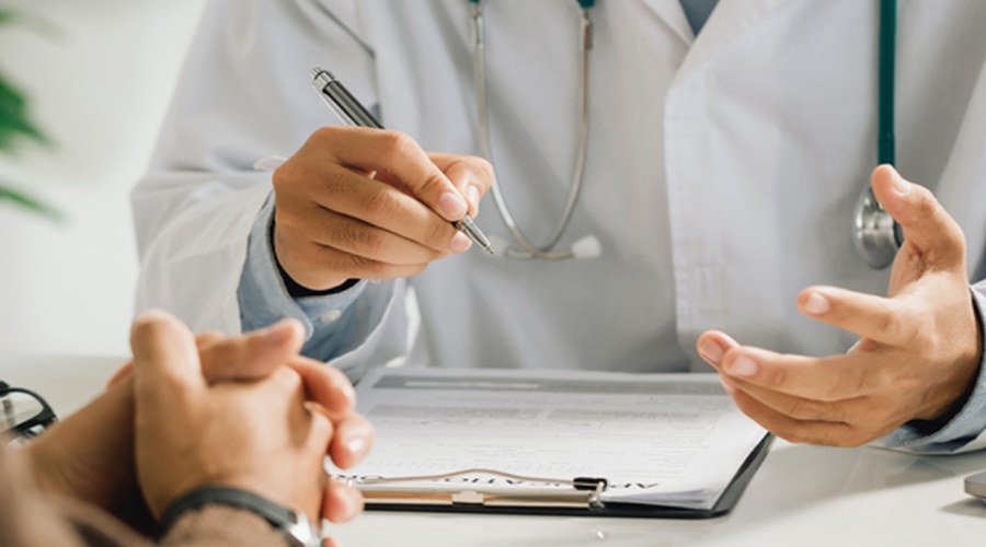 Imagem: medico em atendimento Enamed 2026: solicitação de reaplicação poderá ser feita nos dias 14 e 15 de setembro
