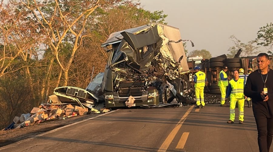 Imagem: morte sera Colisão envolvendo duas carretas deixa um morto e interdita BR-364 na Serra da Petrovina Imagem: morte sera Colisão envolvendo duas carretas deixa um morto e interdita BR-364 na Serra da Petrovina