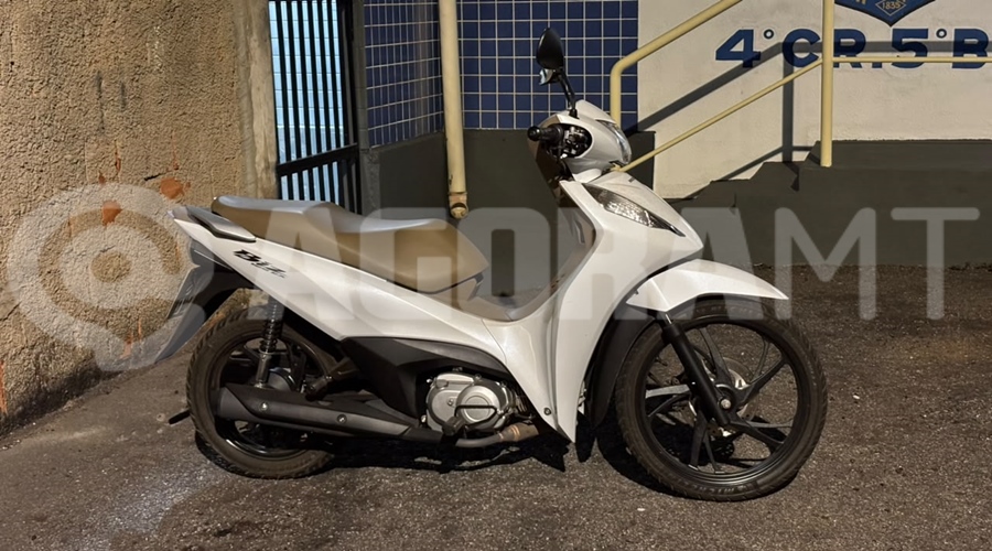 Imagem: moto apreendida Suspeita de tráfico termina com condução e apreensão de drogas em tabacaria Imagem: moto apreendida Suspeita de tráfico termina com condução e apreensão de drogas em tabacaria
