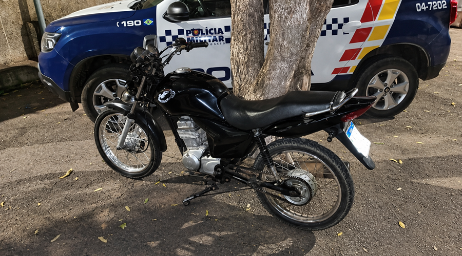 Imagem: moto apreendida Dupla é presa após invadir empresa e furtar jaquetas e capacetes; moto usada pelos suspeitos tinha registro de roubo Imagem: moto apreendida Dupla é presa após invadir empresa e furtar jaquetas e capacetes; moto usada pelos suspeitos tinha registro de roubo