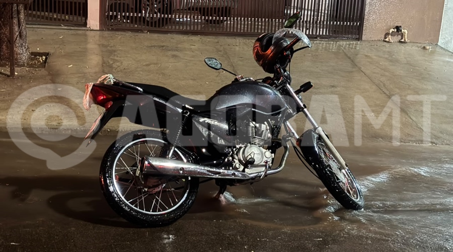 Imagem: moto do acidente na chuva Mulher é atropelada por motociclista ao tentar desviar de enxurrada em Rondonópolis Imagem: moto do acidente na chuva Mulher é atropelada por motociclista ao tentar desviar de enxurrada em Rondonópolis