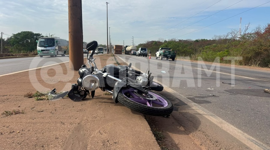 Imagem: moto do acidente Motociclista fica em estado grave após ser atingido e arrastado por carreta na BR-364 em Rondonópolis
