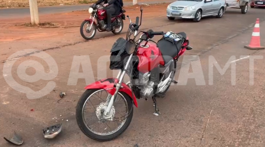 Imagem: moto vermelha Colisão entre duas motocicletas deixa mulher ferida no Anel Viário próximo à Avenida das Torres em Rondonópolis Imagem: moto vermelha Colisão entre duas motocicletas deixa mulher ferida no Anel Viário próximo à Avenida das Torres em Rondonópolis