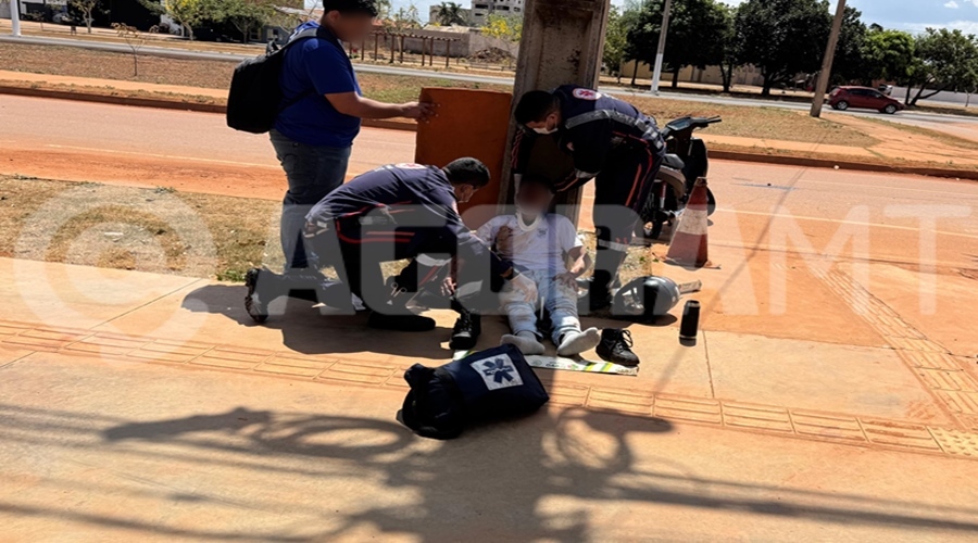 Imagem: motociclista atendido SAMU Motociclista fica ferido após colisão entre motos na região da Avenida dos Estudantes