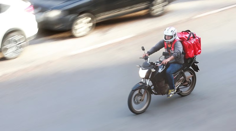 Imagem: motociclista de aplicativo Apenas 1 em cada 5 motociclistas por aplicativo tem cobertura previdenciária