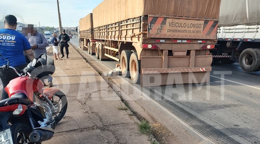 Imagem: motociclista e carreta Motociclista fica em estado grave após ser atingido e arrastado por carreta na BR-364 em Rondonópolis