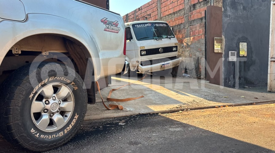 Imagem: motorista prensado Motorista é prensado pelo próprio caminhão e morre na garagem de casa em Rondonópolis Imagem: motorista prensado Motorista é prensado pelo próprio caminhão e morre na garagem de casa em Rondonópolis