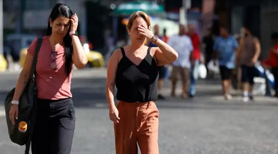 Imagem: mulheres com calor 1 Calor extremo do Super El Niño pode deixar 13,3 mil mortos no Brasil até fevereiro de 2027 Imagem: mulheres com calor 1 Calor extremo do Super El Niño pode deixar 13,3 mil mortos no Brasil até fevereiro de 2027