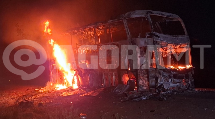 Imagem: onibus queimado farinha do osso Ônibus com 22 passageiros pega fogo na BR-364 durante viagem de Sinop a Natal Imagem: onibus queimado farinha do osso Ônibus com 22 passageiros pega fogo na BR-364 durante viagem de Sinop a Natal