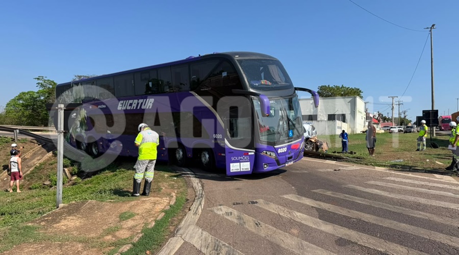 Imagem: onibus viaduto 2 Ônibus fica encavalado em barranco após tentar desviar de carro batido no viaduto da Médici em Rondonópolis Imagem: onibus viaduto 2 Ônibus fica encavalado em barranco após tentar desviar de carro batido no viaduto da Médici em Rondonópolis