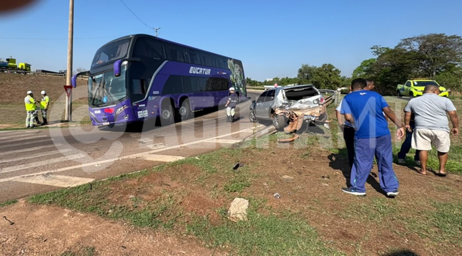 Ônibus fica preso em barranco após acidente no viaduto da Médici em Rondonópolis