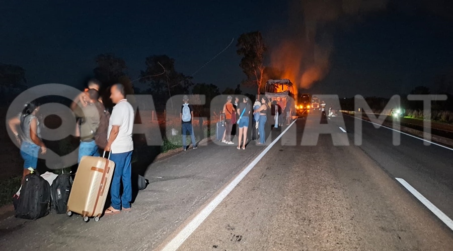 Imagem: passageiros onibus queimado farinha do osso Ônibus com 22 passageiros pega fogo na BR-364 durante viagem de Sinop a Natal Imagem: passageiros onibus queimado farinha do osso Ônibus com 22 passageiros pega fogo na BR-364 durante viagem de Sinop a Natal