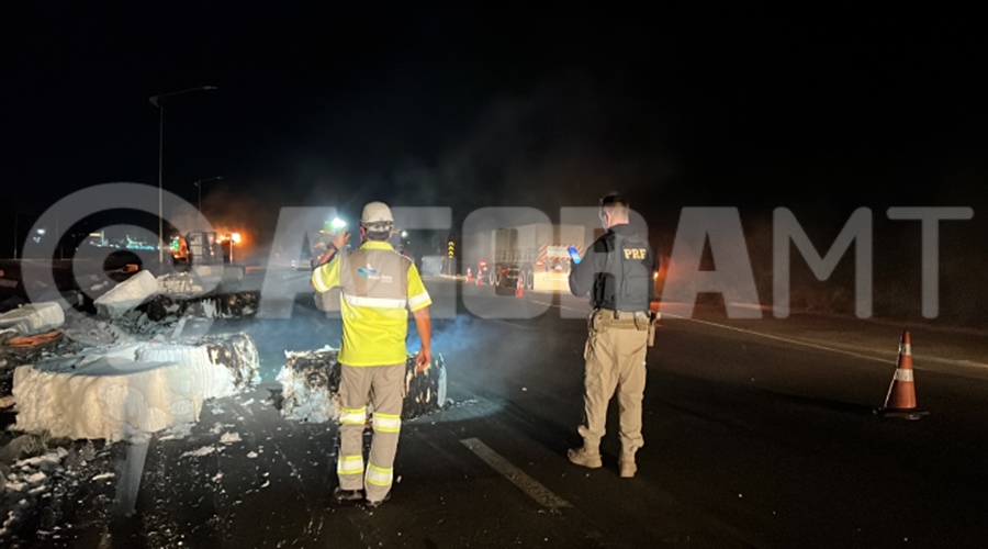 Imagem: pluma queimada bombeiros 364 Carreta com carga de algodão tomba e é tomada pelas chamas após motorista desviar de cone na BR-364