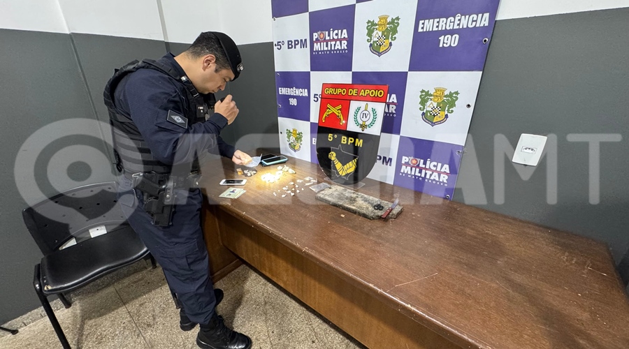 Imagem: policial analisando droga apreendida Três são detidos pela Polícia Militar com dezenas de porções de drogas após tentativa de fuga Imagem: policial analisando droga apreendida Três são detidos pela Polícia Militar com dezenas de porções de drogas após tentativa de fuga