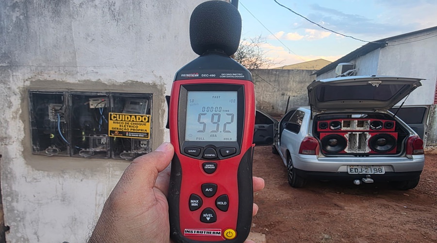 Imagem: poluicao sonora “Ninguém vai levar meu som”, diz morador ao ser conduzido à delegacia por poluição sonora em Rondonópolis Imagem: poluicao sonora “Ninguém vai levar meu som”, diz morador ao ser conduzido à delegacia por poluição sonora em Rondonópolis