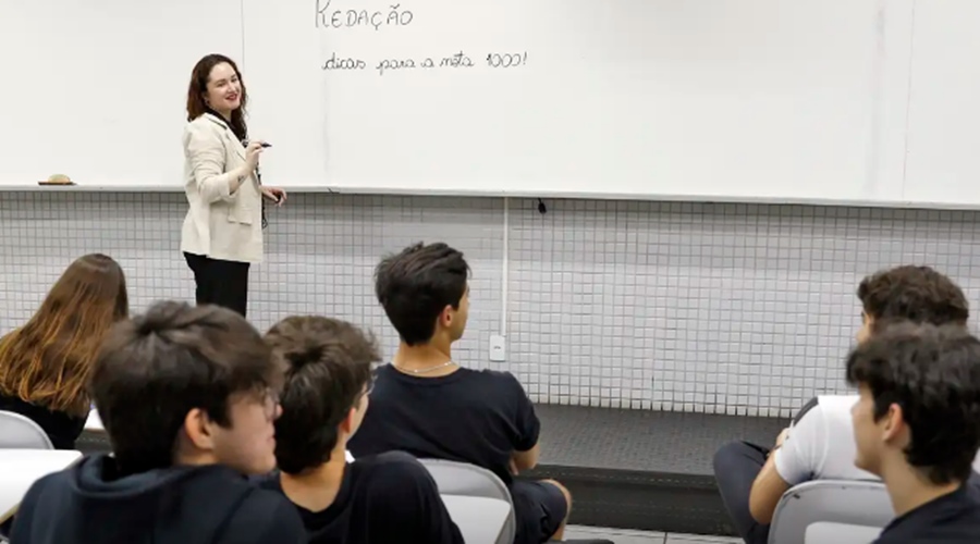 Imagem: profesora ensinandoi redacao Inep divulga cartilha da redação do Enem 2026 com orientações e exemplos de textos nota mil