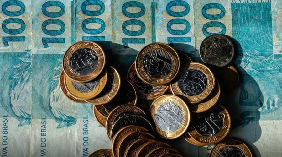 Imagem: reais e moedas Dinheiro esquecido em bancos chega a R$ 5,65 bilhões e milhões de brasileiros podem fazer o resgate