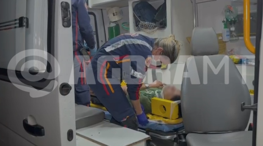 Imagem: samu atendendo dentro da ambulancia 1 Motociclista de 23 anos fica ferido após ser atingido por carro que teria invadido preferencial