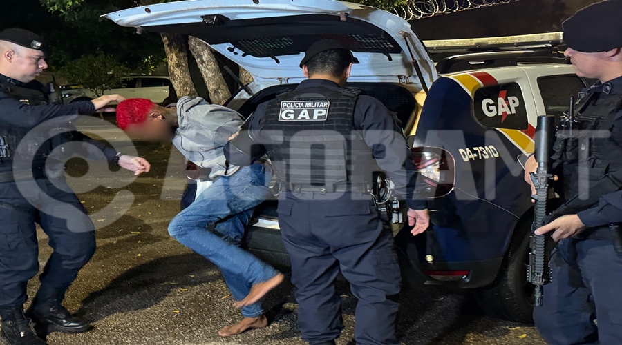 Imagem: suspeito trafico cabelo vermelho Três são detidos pela Polícia Militar com dezenas de porções de drogas após tentativa de fuga Imagem: suspeito trafico cabelo vermelho Três são detidos pela Polícia Militar com dezenas de porções de drogas após tentativa de fuga