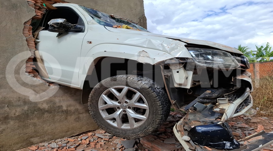 Imagem: veiculo preso a parede Funcionário fica preso em veículo após colidir contra parede de empresa durante acidente de trabalho Imagem: veiculo preso a parede Funcionário fica preso em veículo após colidir contra parede de empresa durante acidente de trabalho