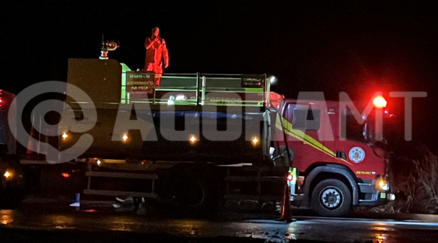 Imagem: viatura bombeiros apagando incendio Carreta com carga de algodão tomba e é tomada pelas chamas após motorista desviar de cone na BR-364