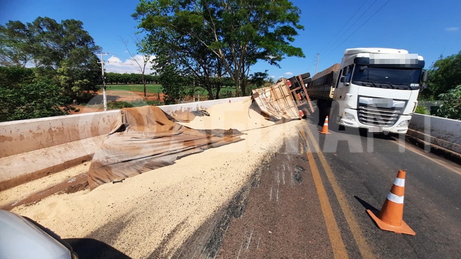 Bitrem com farelo de soja tomba na BR-364 em Rondonópolis