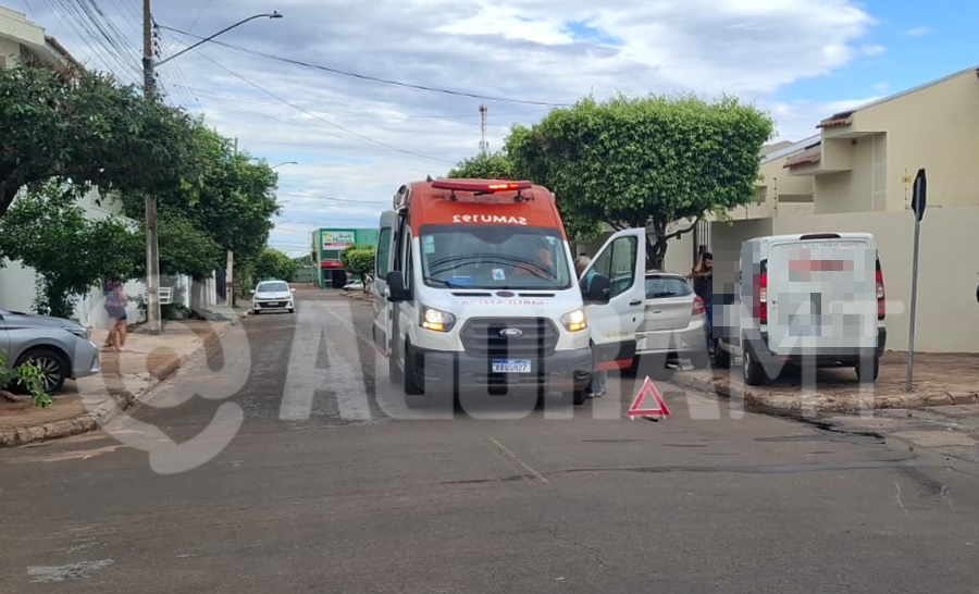 Imagem: Acidente no Residencial Buriti Acidente entre Fiorino e Ford ka deixa mulher ferida no Residencial Buriti em Rondonópolis