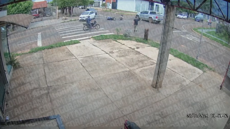 Câmeras registram colisão entre carro e moto em Rondonópolis