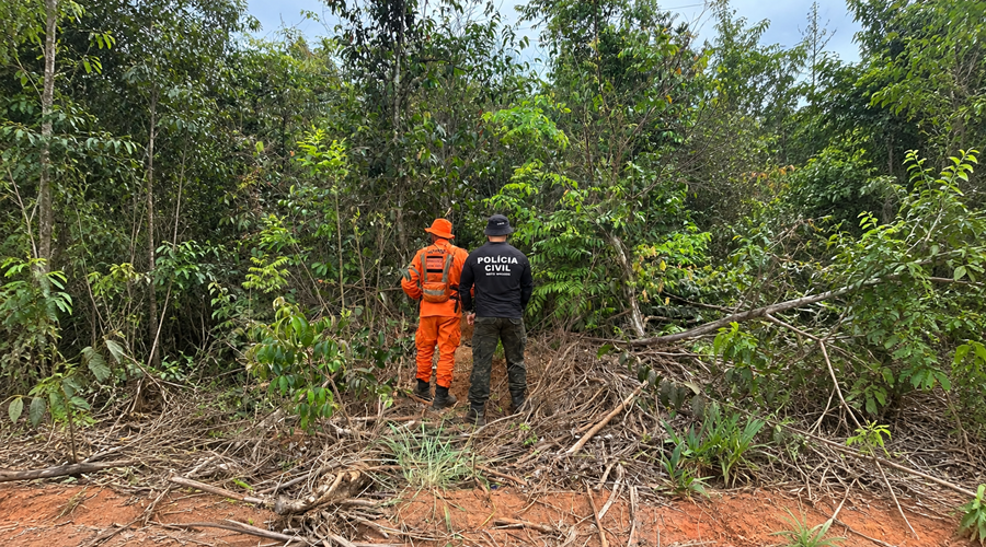 Imagem: Agentes em busca na floresta densa Corpo é encontrado enterrado em cova rasa e pode ser de trabalhador desaparecido há quase sete meses