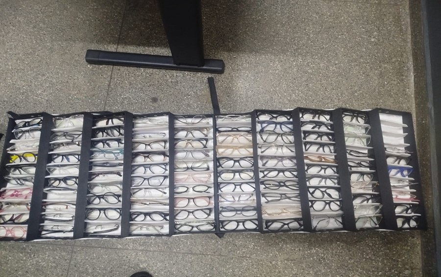 Imagem: Armacoes de oculos que estavam sendo vendidos Após denúncia de possível fraude, suspeitos são presos pela PM em consultório de vista improvisado em Rondonópolis