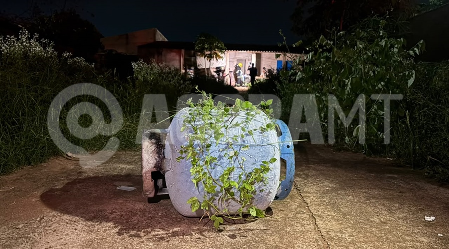 Imagem: BOTIJAO DE GAS EXCLUSIVO | Brigadista pula muro, resgata idoso e ajuda a conter princípio de incêndio em Rondonópolis Imagem: BOTIJAO DE GAS EXCLUSIVO | Brigadista pula muro, resgata idoso e ajuda a conter princípio de incêndio em Rondonópolis