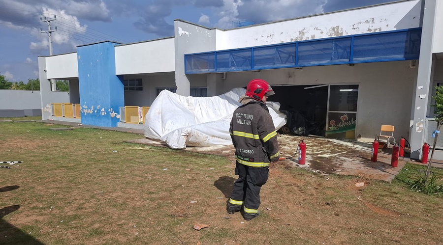 Imagem: Bombeiros no local que o aviao caiu Copia Avião de pequeno porte cai após decolagem próximo a creche e deixa piloto ferido em Campo Verde Imagem: Bombeiros no local que o aviao caiu Copia Avião de pequeno porte cai após decolagem próximo a creche e deixa piloto ferido em Campo Verde
