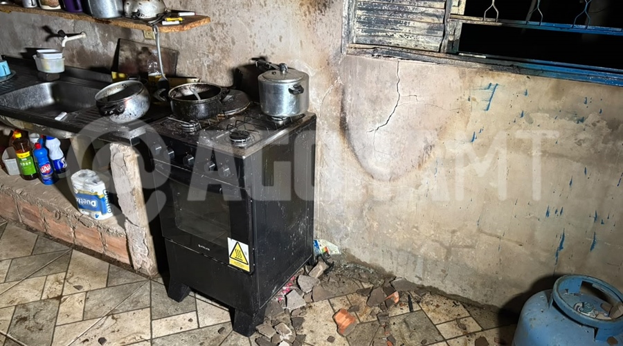 Imagem: COZINHA QUE PEGOU FOGO EXCLUSIVO | Brigadista pula muro, resgata idoso e ajuda a conter princípio de incêndio em Rondonópolis Imagem: COZINHA QUE PEGOU FOGO EXCLUSIVO | Brigadista pula muro, resgata idoso e ajuda a conter princípio de incêndio em Rondonópolis