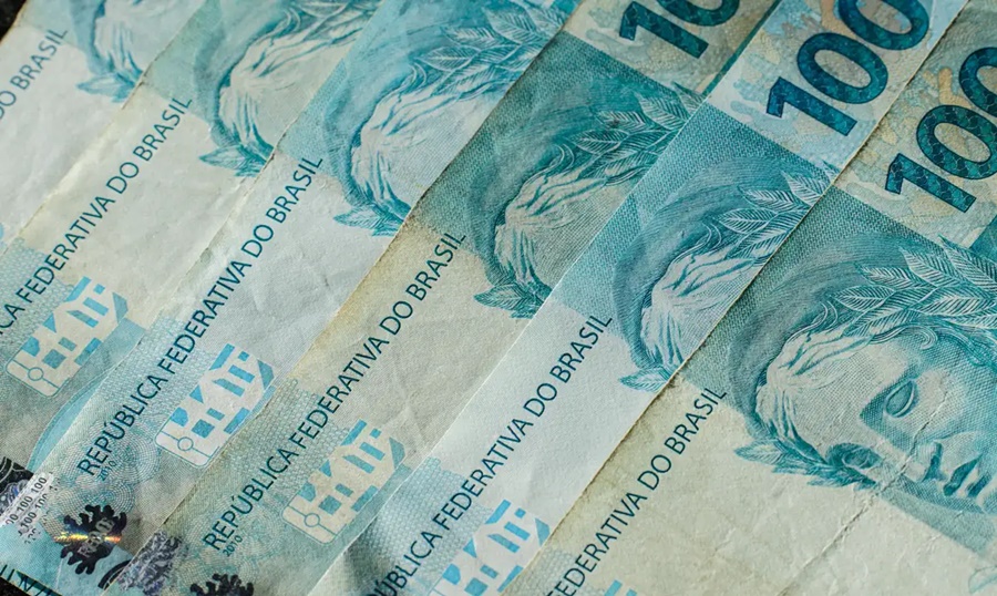 Imagem: DINHEIRO NOTAS DE 100 Acaba nesta sexta prazo para empresas escolherem modelo do Simples