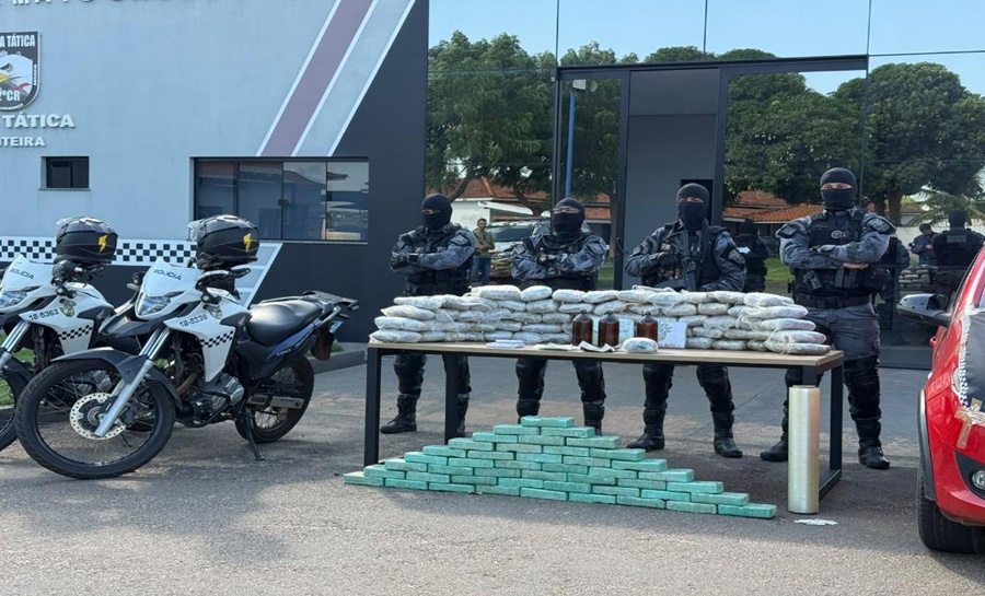 Imagem: Drogas apreendidas pela PM Polícia Militar prende dupla com 110 tabletes de drogas e causa prejuízo de R$ 2,5 milhões ao crime Imagem: Drogas apreendidas pela PM Polícia Militar prende dupla com 110 tabletes de drogas e causa prejuízo de R$ 2,5 milhões ao crime