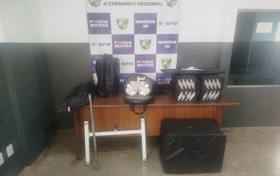 Imagem: Equipamentos apreendidos pela PM Após denúncia de possível fraude, suspeitos são presos pela PM em consultório de vista improvisado em Rondonópolis